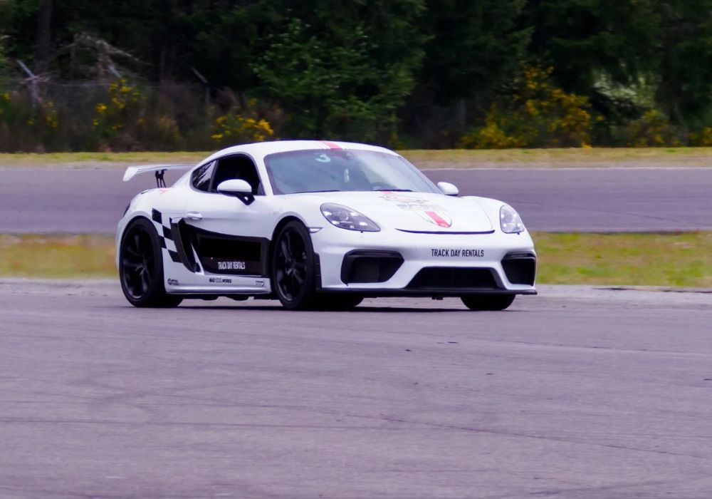 Novice Track Clinic GT4 On Track | Level Up Luxuri